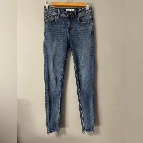 Zara skinny cropped zip fly five pockets blue jeans. Size 2 - Picture 1 of 7